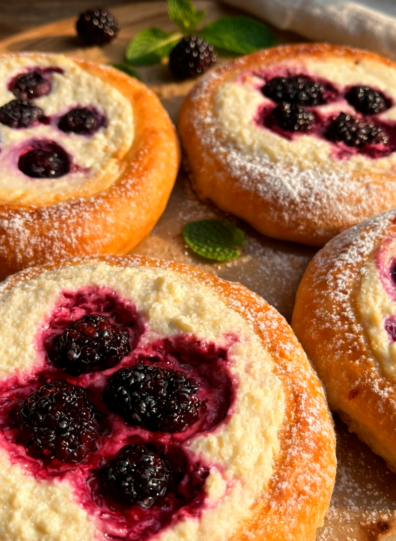 Ватрушки с творогом и ягодами